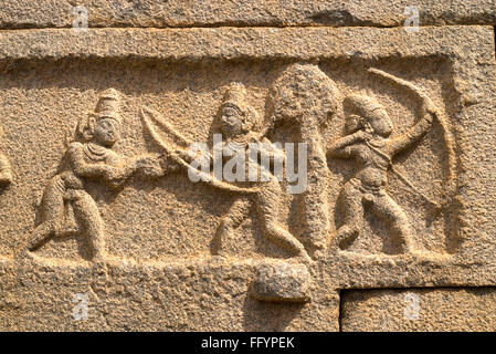 Rama und Lakshmana Skulpturen an Außenwand des Ramachandra Tempel in Hampi, Karnataka, Indien Stockfoto