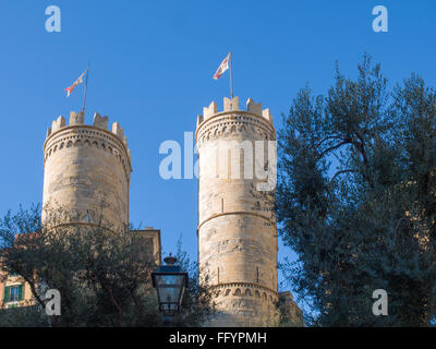 Zinnenbewehrten Türme der berühmten Porta Soprana Tor der alten Genua umgeben von Olivenbäumen Stockfoto