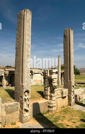 Unvollendete Spalten in der Nähe von Vitthala-Tempel in Hampi, Karnataka, Indien Stockfoto