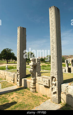 Unvollendete Spalten in der Nähe von Vitthala-Tempel in Hampi, Karnataka, Indien Stockfoto