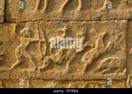 Hunter-Statue Flachrelief in Mahanavami Dibba in Hampi, Karnataka, Indien Stockfoto