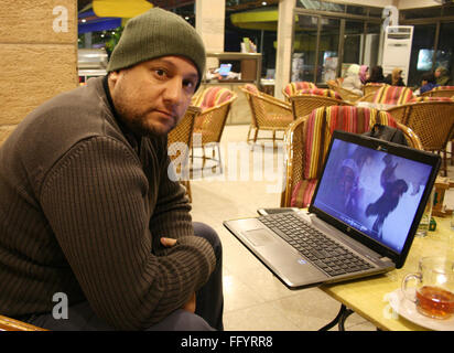 Gaza, Palästina. 2. Februar 2016. Rapper Ayman Mghamis sitzt in der Marna House Hotel in Gaza, Palestine, 2. Februar 2016. In seiner Musik kritisiert er die israelische Besatzung, die schwierigen Lebensbedingungen in den Gaza-Streifen und die radikale islamische Organisation Hamas. Foto: Stefanie Jaerkel/Dpa/Alamy Live News Stockfoto