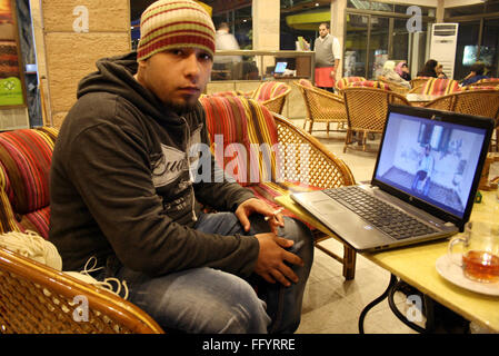 Gaza, Palästina. 2. Februar 2016. Rapper Monem Awa sitzt in der Marna House Hotel in Gaza, Palestine, 2. Februar 2016. In seiner Musik kritisiert er die israelische Besatzung, die schwierigen Lebensbedingungen in den Gaza-Streifen und die radikale islamische Organisation Hamas. Foto: Stefanie Jaerkel/Dpa/Alamy Live News Stockfoto