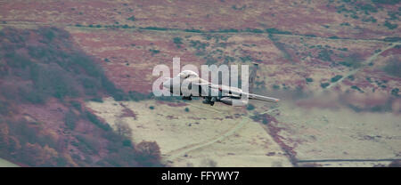 F15 in der Mach Loop in Wales Stockfoto