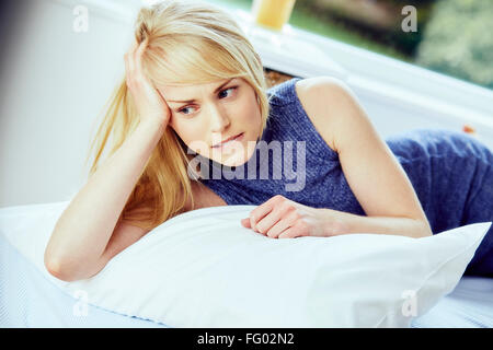Betonte Mädchen im Bett liegend Stockfoto