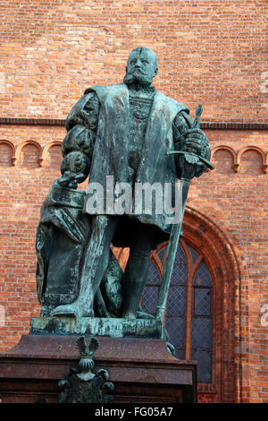 Denkmal von Kurfuerst Joachim II Vor der Ikolaikirche in Berlin-Spandau. Stockfoto