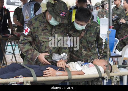 Phla, Rayong, Thailand. 17. Februar 2016. Mitglieder des thailändischen Militärs bewerten ein verletztes Zivilisten während einer Übung im Phla, Rayong, Thailand statt. © Adryel Talamantes/ZUMA Draht/Alamy Live-Nachrichten Stockfoto