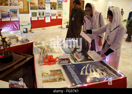 Studenten nehmen interessiert Kalender Ausstellung organisiert von Japan Konsulat in Peshawar im Ghandara Universität am Mittwoch, 17. Februar 2016 statt. Stockfoto