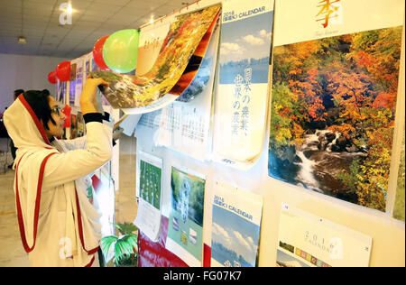 Studenten nehmen interessiert Kalender Ausstellung organisiert von Japan Konsulat in Peshawar im Ghandara Universität am Mittwoch, 17. Februar 2016 statt. Stockfoto