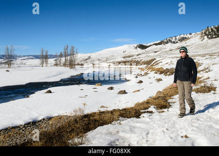 Wanderer zu Fuß entlang des Flusses Lamar, Yellowstone-Nationalpark, Wyoming, USA Stockfoto