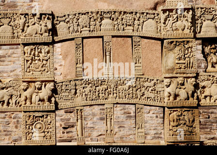 Gateway oder torna von Maha stupa Nr. 1 mit Darstellung von Geschichten Dekorationen Sanchi Bhopal Madhya Pradesh Indien errichtet Gravieren Stockfoto