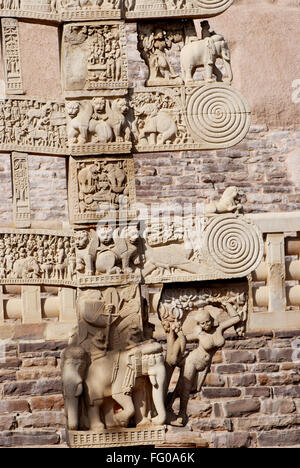 Osten Gateway oder torna von Maha stupa 1 mit Darstellung von Geschichten gravieren Dekorationen Sanchi Bhopal Madhya Pradesh Indien errichtet. Stockfoto