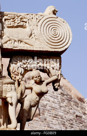 Ost-Gateway oder Torna keine 1 älteste Steingebäude der buddhistischen Architektur bildet der Maha Stupa Sanchi Bhopal Madhya Pradesh Stockfoto