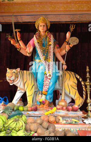 Idol der Göttin Durga auf Tiger während Navratri Navaratri am Savarikar Markt sitzen; Dadar; Bombay Mumbai Maharashtra Stockfoto