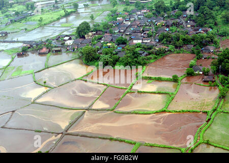 Eine Luftaufnahme des ganzes Dorf und Bauernland mitten im Wasser Flut rockten in Raigad, Maharashtra, Indien Stockfoto