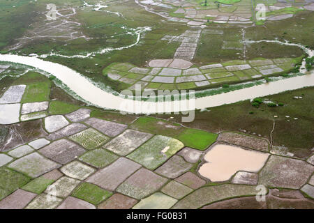 Eine Luftaufnahme von Ackerland mitten im Wasser Flut rockten in Raigad, Maharashtra, Indien am 26. Juli 2005 Stockfoto