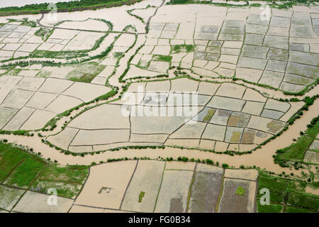 Eine Luftaufnahme von Ackerland mitten im Wasser Flut rockten in Raigad, Maharashtra, Indien am 26. Juli 2005 Stockfoto