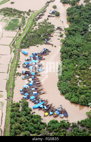 Eine Luftaufnahme der Boote im Wasser Surround Gesamtgebiet Flut rockten in Raigad, Maharashtra, Indien am 26. Juli 2005 Stockfoto