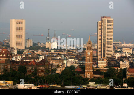 Rajabai Clock Tower mit BSE Bombay Stock Exchange Gebäude und RBI Reserve Bank of India im Hintergrund , Bombay ; Mumbai , Maharashtra ; Indien ; Asien Stockfoto