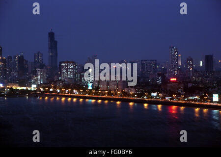 Eine Luftaufnahme des Marine Drive in der Nacht, Bombay jetzt Mumbai, Maharashtra, Indien