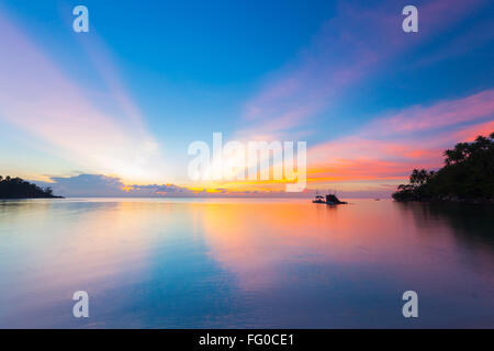 Farbenfrohen Sonnenuntergang vom malerischen tropischen Ziel hatte Salat, Koh Phangan, Süd-Thailand. Bewegungsunschärfe o Stockfoto