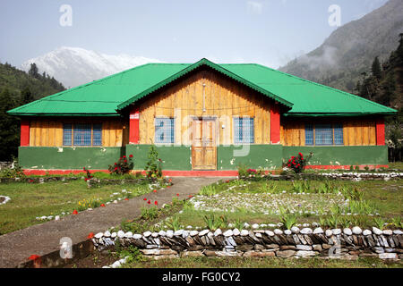 Holzhaus, geschlossene Tür, geschlossene Fenster, Blechdach, Uttarakhand, Indien, Asien Stockfoto