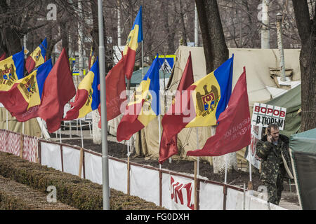 Chisinau, Chisinau, Moldawien. 14. Februar 2016. Demonstrant umgeben von moldauischen Flags im improvisierten Lager vor das Parlament der Republik Moldau Gebäude in Chisinau © Celestino Arce/ZUMA Draht/Alamy Live News Stockfoto