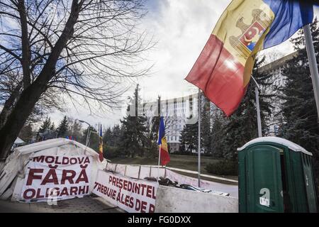 Chisinau, Chisinau, Moldawien. 14. Februar 2016. Banner, sagt '' Moldawien ohne Oligarchen '' in einem improvisierten Lager vor dem Parlament der Republik Moldau in Chisinau. © Celestino Arce/ZUMA Draht/Alamy Live-Nachrichten Stockfoto