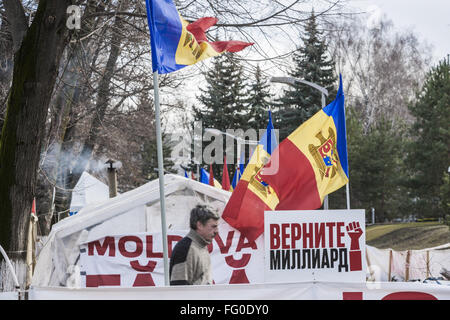 Chisinau, Chisinau, Moldawien. 14. Februar 2016. Banner, sagt '' die 1 Milliarde in einem improvisierten Lager vor dem Parlament der Republik Moldau in Chisinau zurückgeben". 1 Milliarde Dollar wurden in einer Regierung betrug letztes Jahr gestohlen. © Celestino Arce/ZUMA Draht/Alamy Live-Nachrichten Stockfoto