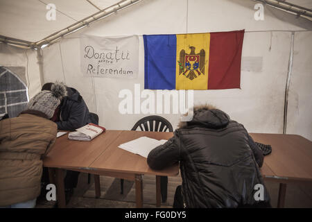 Chisinau, Chisinau, Moldawien. 14. Februar 2016. Personen, die für ein Referendum in der Republik Moldau fordern Reformen in der Regierung nach vielen Korruptionsskandale. © Celestino Arce/ZUMA Draht/Alamy Live-Nachrichten Stockfoto