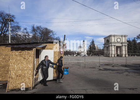 Chisinau, Chisinau, Moldawien. 14. Februar 2016. Menschen verlassen eine Holzhütte in Chisinau für das Sammeln von Unterschriften für ein Referendum in der Republik Moldau fordern Reformen in der Regierung nach vielen Korruptionsskandale. © Celestino Arce/ZUMA Draht/Alamy Live-Nachrichten Stockfoto