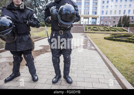 Chisinau, Chisinau, Moldawien. 14. Februar 2016. Polizei RANDALIEREN Mitglieder halten Wache im Parlament der Republik Moldau Gebäude in Chisinau © Celestino Arce/ZUMA Draht/Alamy Live News Stockfoto