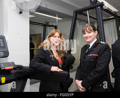 Orpington, UK. 17. Februar 2016. Neue Feuerwache in Orpington wurde heute durch den Bürgermeister von Bromley, Stadtrat Kim Botting eingeweiht. Es nahmen London Fire Commissioner Rob Dobson. Das State-of-the-Art Gebäude ersetzt die ehemalige Station, die auf dem gleichen Gelände im Jahr 1958 gebaut wurde. Es entstand im Rahmen einer private Finance Initiative, die neun London Feuerwachen ersetzt durch neue Gebäude Kredit sehen: Keith Larby/Alamy Live News Stockfoto