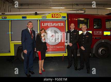 Orpington, UK. 17. Februar 2016. Neue Feuerwache in Orpington wurde heute durch den Bürgermeister von Bromley, Stadtrat Kim Botting eingeweiht. Es nahmen London Fire Commissioner Rob Dobson. Das State-of-the-Art Gebäude ersetzt die ehemalige Station, die auf dem gleichen Gelände im Jahr 1958 gebaut wurde. Es entstand im Rahmen einer private Finance Initiative, die neun London Feuerwachen ersetzt durch neue Gebäude Kredit sehen: Keith Larby/Alamy Live News Stockfoto