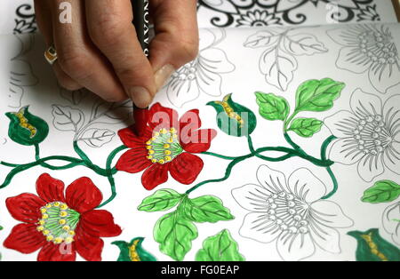 Zarte Frauenhand Erwachsenen Färbung der floralen Design, rot und grün, üben Umgang mit Stress zu tun. Stockfoto