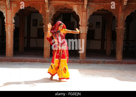 Rajasthani Frau Durchführung Ghoomer Tanz im Haveli; Rajasthan; Indien - Model-Release-Nummer # 769 Stockfoto