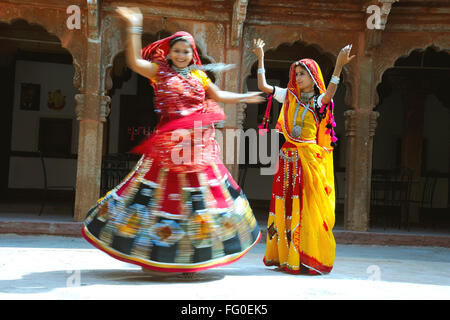 Rajasthani Frauen Durchführung Ghoomer Tanz im Haveli; Rajasthan; Indien Herr # 769; 769 C Stockfoto