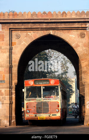 Ortsbus durch Prem Darwaja Teil Bhadra Fort befindet sich im alten Ahmedabad; Gujarat; Indien Stockfoto