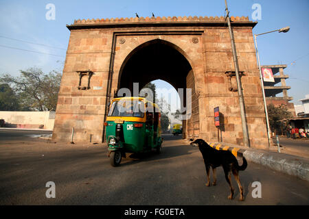 Auto-Rikscha durch Prem Darwaja Teil Bhadra Fort befindet sich im alten Ahmedabad; Gujarat; Indien Stockfoto