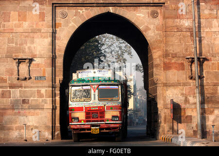 LKW auf der Durchreise Prem Darwaja Teil Bhadra Fort befindet sich im alten Ahmedabad; Gujarat; Indien Stockfoto