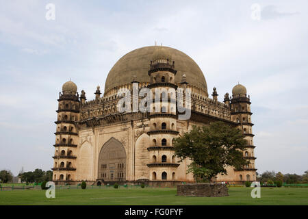 Gol Gumbaz, dome zweitgrößte eine Welt, die von jedem Pfeiler, Bijapur, Karnataka, Indien nicht unterstützt Stockfoto