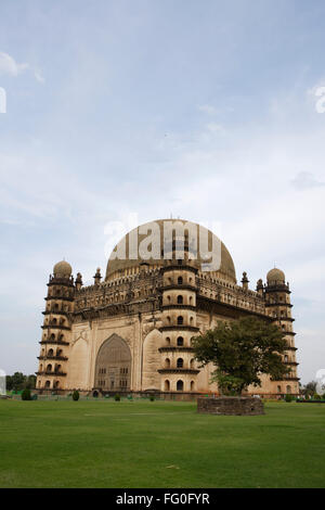 Gol Gumbaz, dome zweitgrößte eine Welt, die von jedem Pfeiler, Bijapur, Karnataka, Indien nicht unterstützt Stockfoto