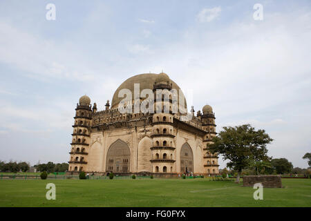 Gol Gumbaz, dome zweitgrößte eine Welt, die von jedem Pfeiler, Bijapur, Karnataka, Indien nicht unterstützt Stockfoto