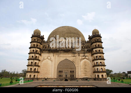 Gol Gumbaz, dome zweitgrößte eine Welt, die von jedem Pfeiler, Bijapur, Karnataka, Indien nicht unterstützt Stockfoto