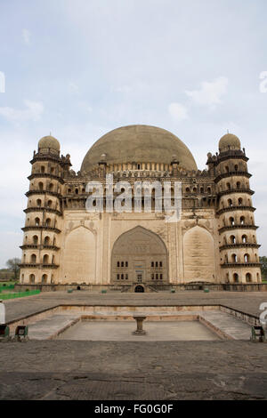 Gol Gumbaz, dome zweitgrößte eine Welt, die von jedem Pfeiler, Bijapur, Karnataka, Indien nicht unterstützt Stockfoto