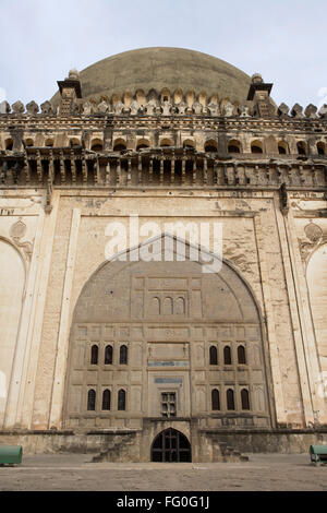 Gol Gumbaz, dome zweitgrößte eine Welt, die von jedem Pfeiler, Bijapur, Karnataka, Indien nicht unterstützt Stockfoto