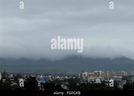 Aerial View of Pune Stadt mit grauen Wolken am Berg Sahyadri Regenzeit Gebäude Sinhgarh Straße Pune Maharashtra Stockfoto