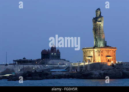 Beleuchtete Swami Vivekananda Rock Memorial und Thiruvalluvar Statue unsterblichen Dichter, Kanyakumari, Tamil Nadu, Indien Stockfoto