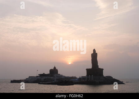 Sonnenaufgang hinter Swami Vivekananda Rock Memorial und Thiruvalluvar Statue unsterblichen Dichter, Kanyakumari, Tamil Nadu, Indien Stockfoto
