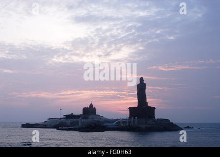 Sonnenaufgang hinter Swami Vivekananda Rock Memorial und Thiruvalluvar Statue unsterblichen Dichter, Kanyakumari, Tamil Nadu, Indien Stockfoto